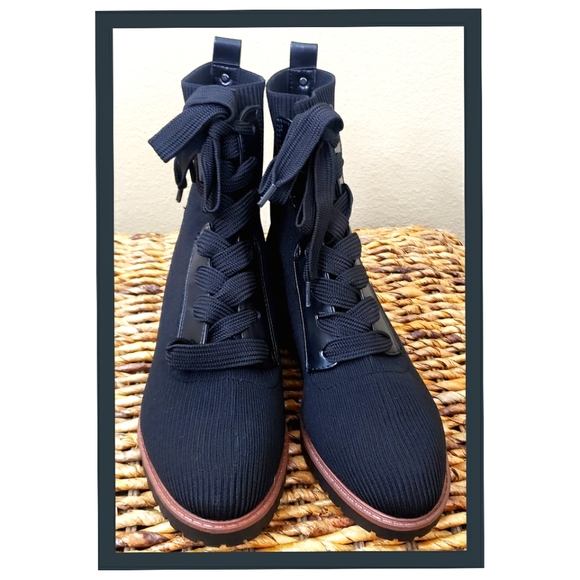 NWOT Bandolino Black lace up boot....size 7 - Picture 2 of 3